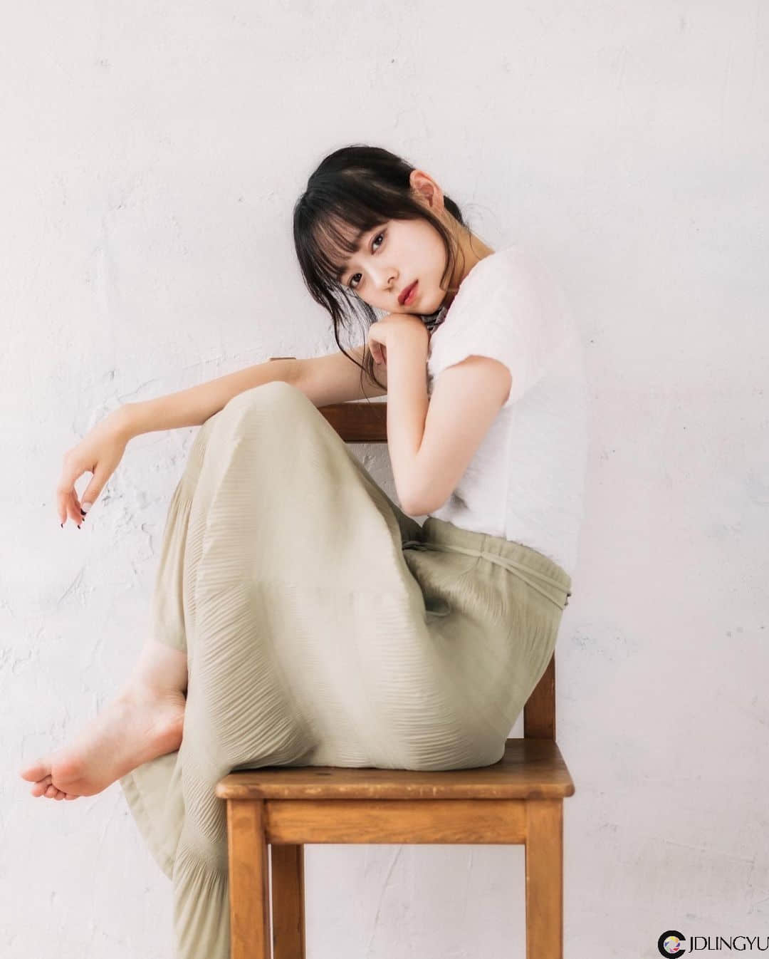 气质文青女神“サラ”微厌世眼神感觉超梦幻　清新脱俗“空灵气质”仿若仙女下凡