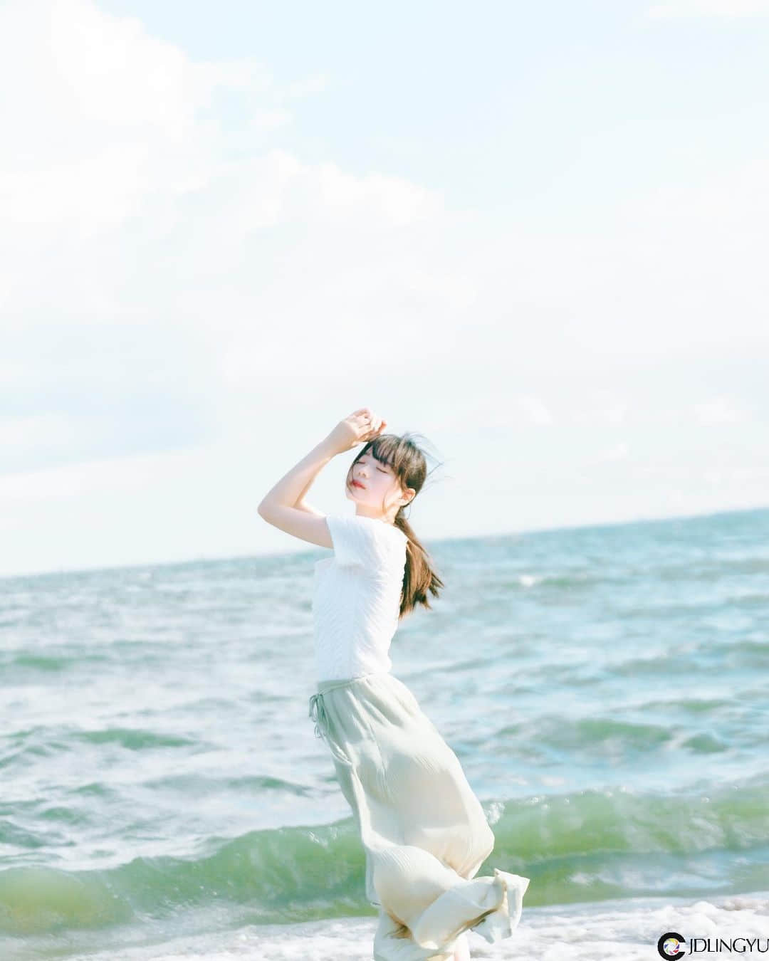 气质文青女神“サラ”微厌世眼神感觉超梦幻　清新脱俗“空灵气质”仿若仙女下凡