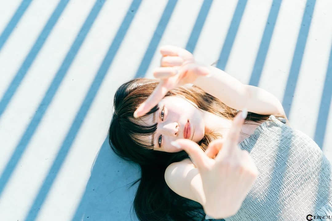 气质文青女神“サラ”微厌世眼神感觉超梦幻　清新脱俗“空灵气质”仿若仙女下凡