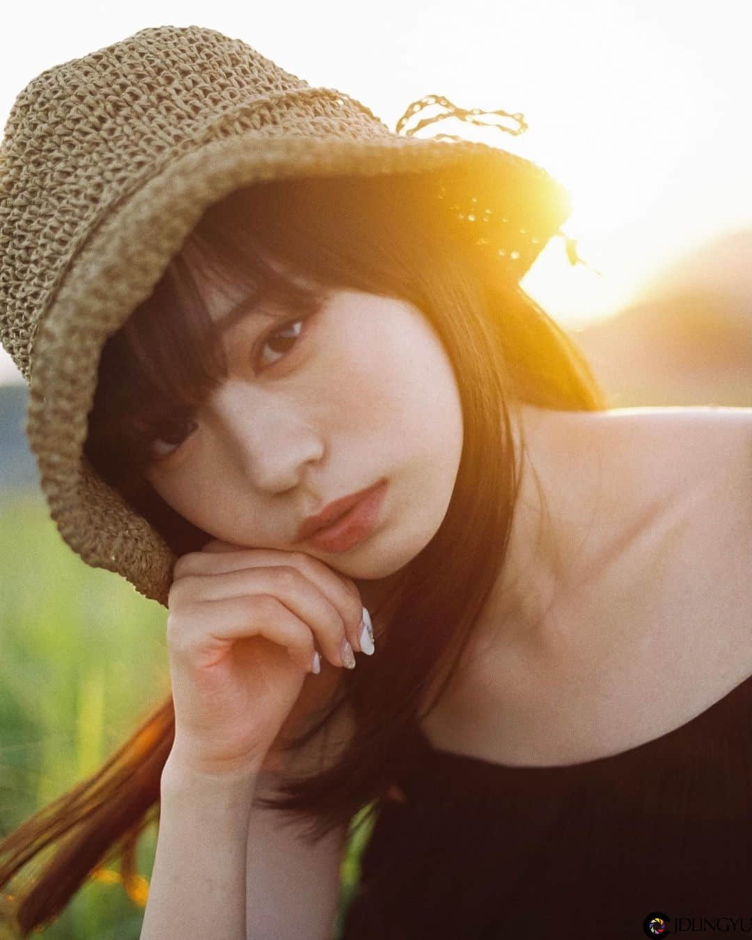 气质文青女神“サラ”微厌世眼神感觉超梦幻　清新脱俗“空灵气质”仿若仙女下凡