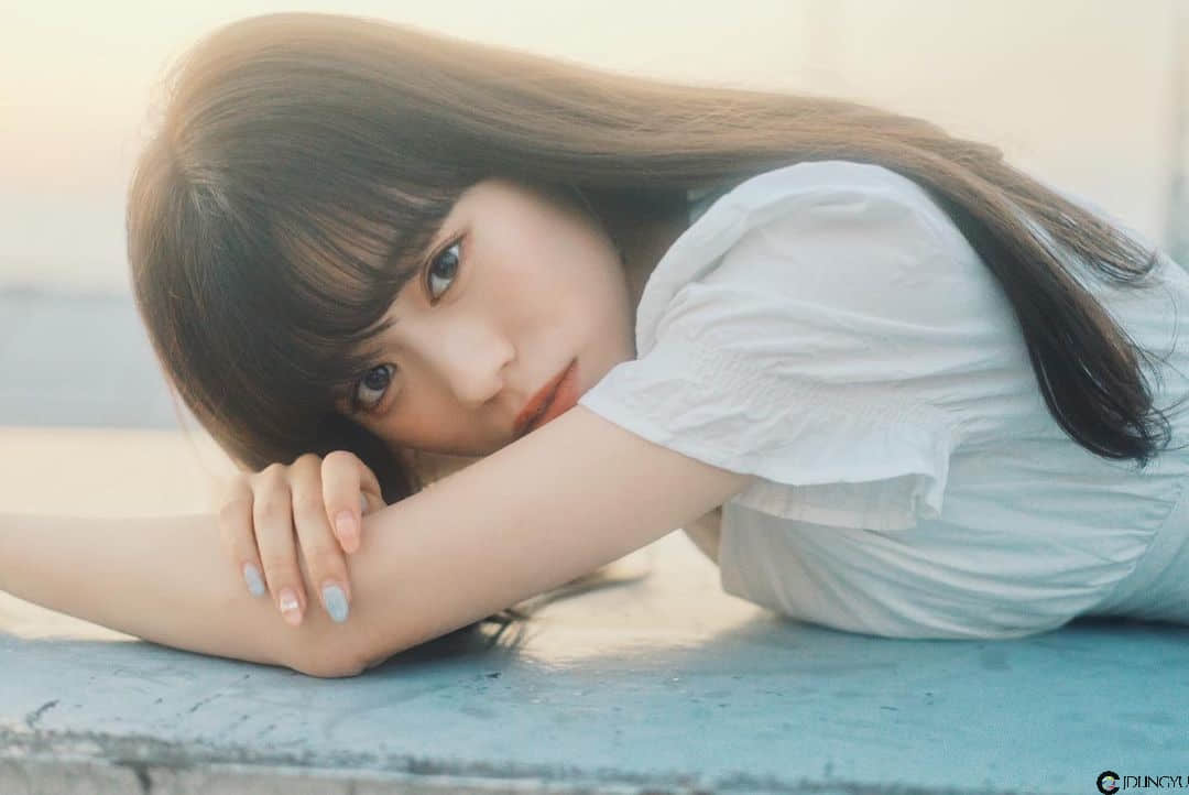 气质文青女神“サラ”微厌世眼神感觉超梦幻　清新脱俗“空灵气质”仿若仙女下凡