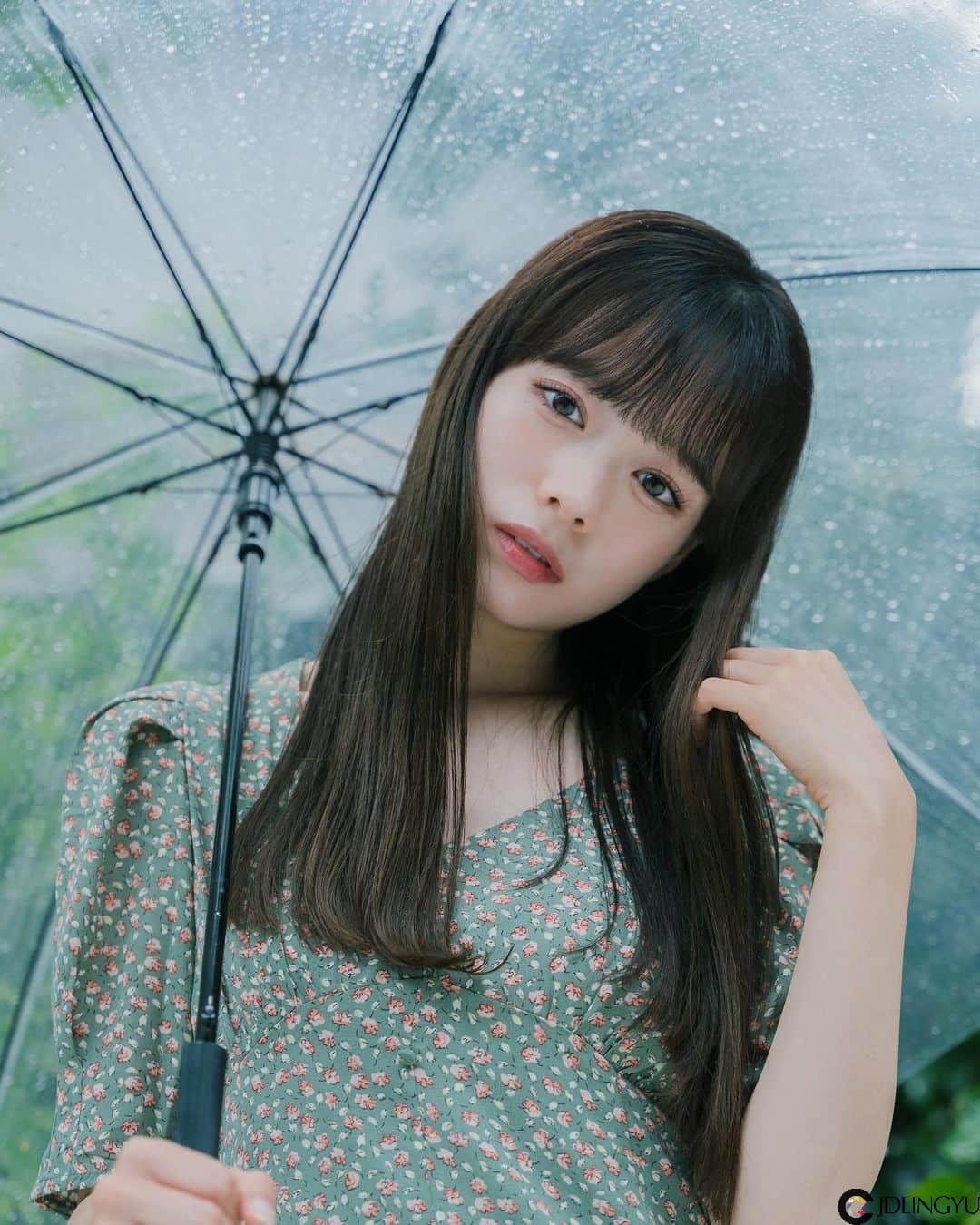 气质文青女神“サラ”微厌世眼神感觉超梦幻　清新脱俗“空灵气质”仿若仙女下凡