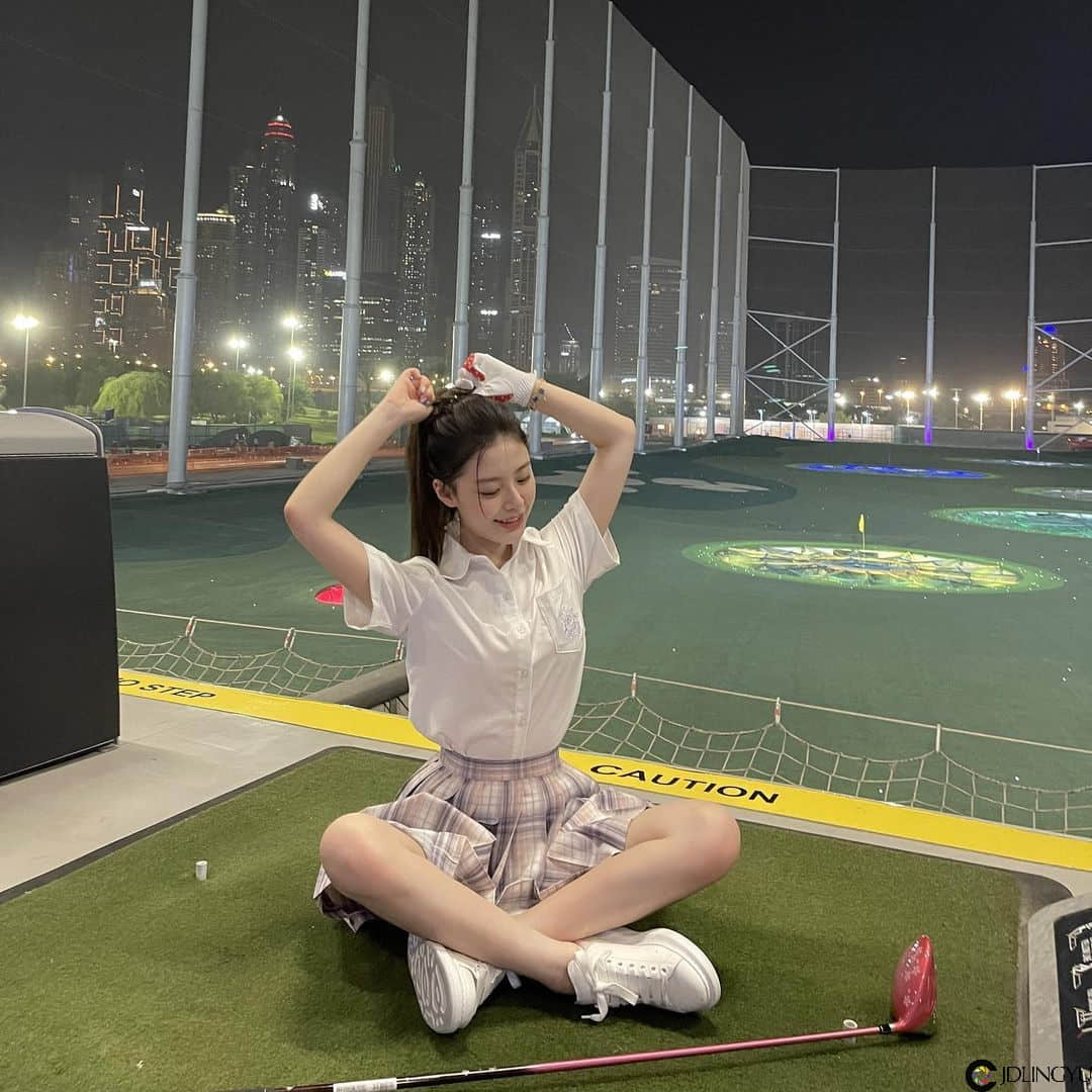 淘气小尤物「怡大仙」扭腰挥杆姿势一百，展纤长玉腿画面超养眼