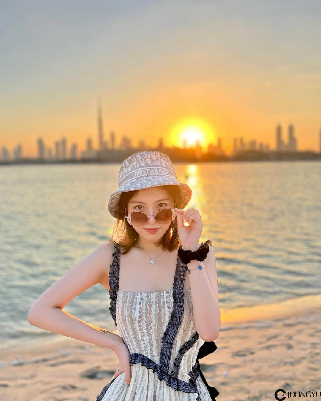 淘气小尤物「怡大仙」扭腰挥杆姿势一百，展纤长玉腿画面超养眼