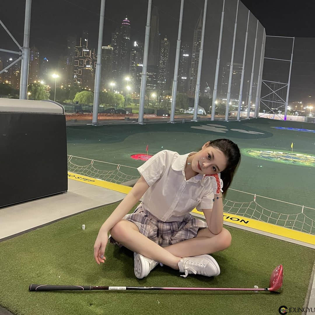 淘气小尤物「怡大仙」扭腰挥杆姿势一百，展纤长玉腿画面超养眼