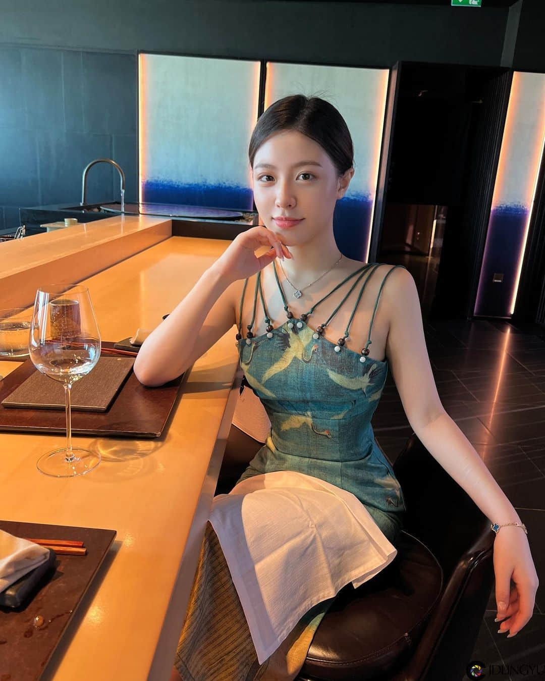 淘气小尤物「怡大仙」扭腰挥杆姿势一百，展纤长玉腿画面超养眼