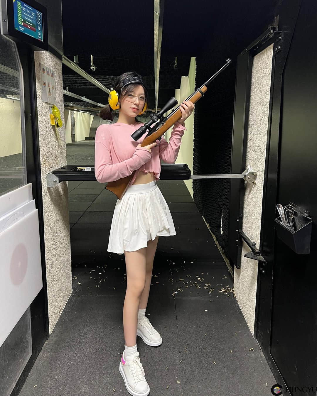 淘气小尤物「怡大仙」扭腰挥杆姿势一百，展纤长玉腿画面超养眼