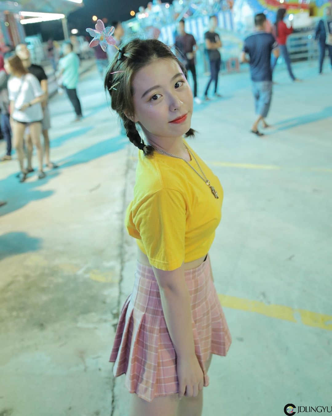 淘气小尤物「怡大仙」扭腰挥杆姿势一百，展纤长玉腿画面超养眼