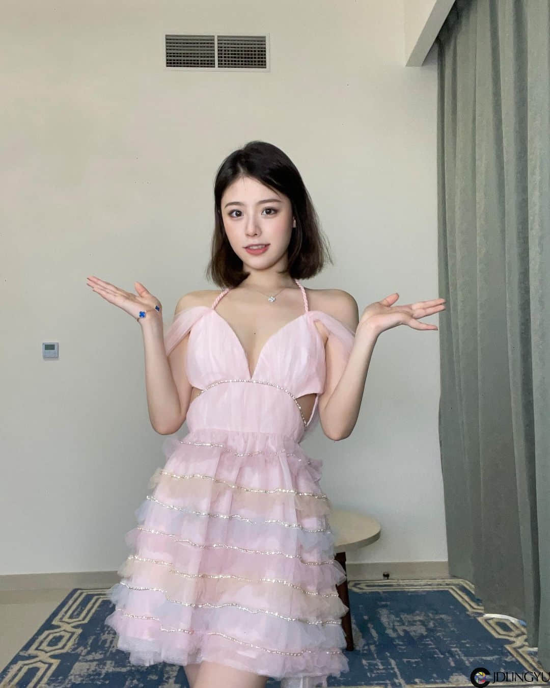 淘气小尤物「怡大仙」扭腰挥杆姿势一百，展纤长玉腿画面超养眼