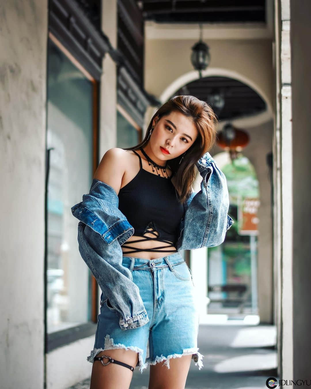 淘气小尤物「怡大仙」扭腰挥杆姿势一百，展纤长玉腿画面超养眼