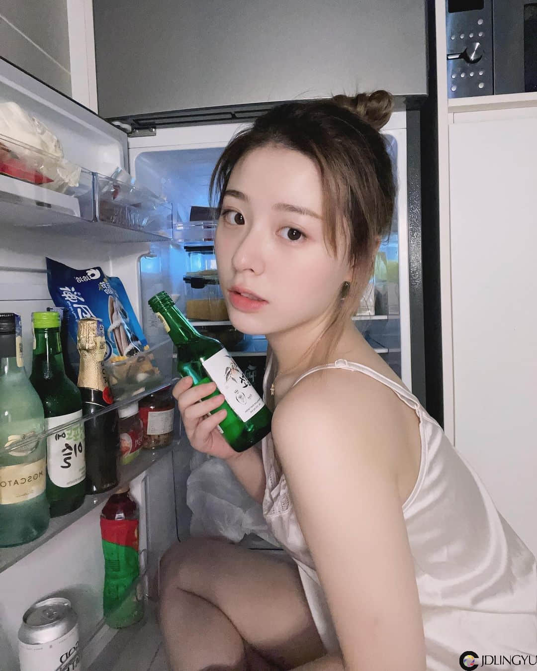 淘气小尤物「怡大仙」扭腰挥杆姿势一百，展纤长玉腿画面超养眼