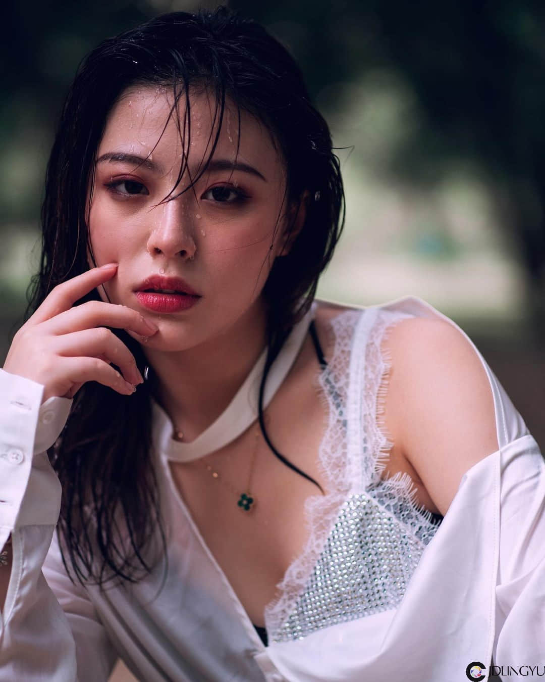 淘气小尤物「怡大仙」扭腰挥杆姿势一百，展纤长玉腿画面超养眼