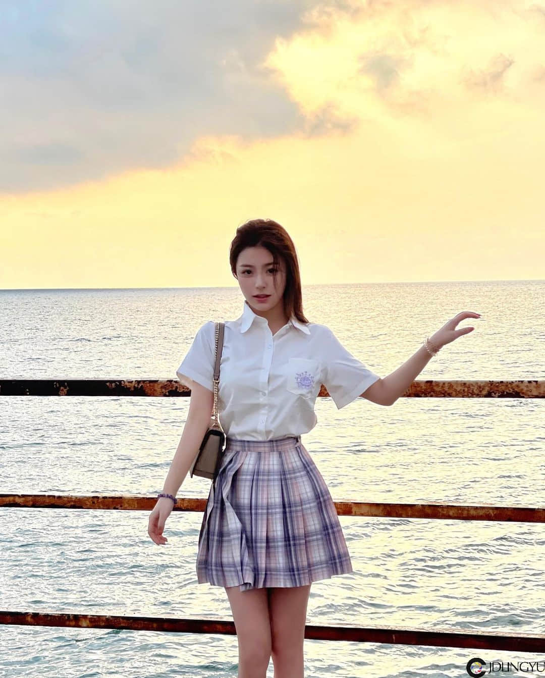 淘气小尤物「怡大仙」扭腰挥杆姿势一百，展纤长玉腿画面超养眼