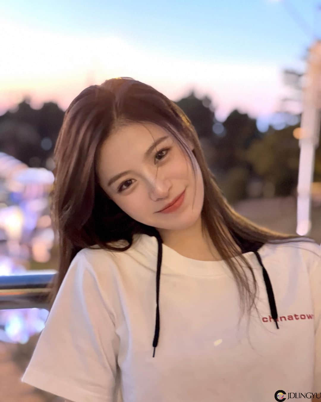 淘气小尤物「怡大仙」扭腰挥杆姿势一百，展纤长玉腿画面超养眼