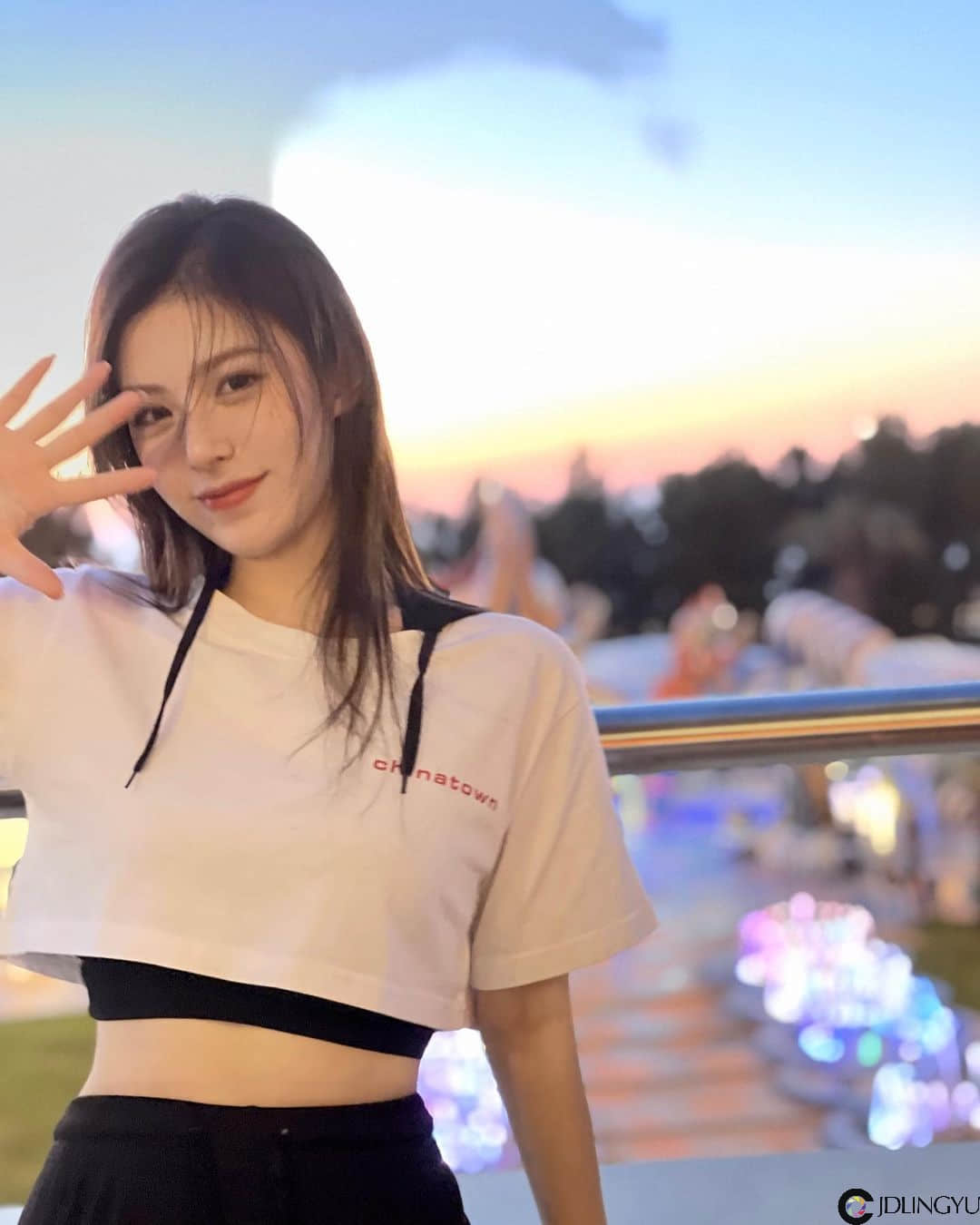 淘气小尤物「怡大仙」扭腰挥杆姿势一百,展纤长玉腿画面超养眼