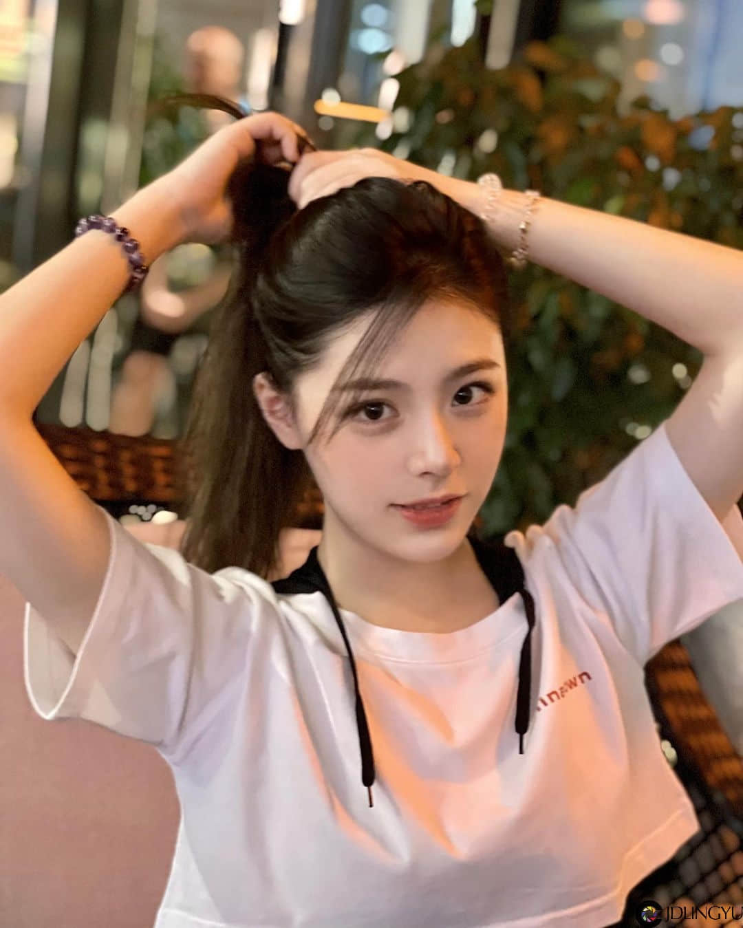 淘气小尤物「怡大仙」扭腰挥杆姿势一百，展纤长玉腿画面超养眼