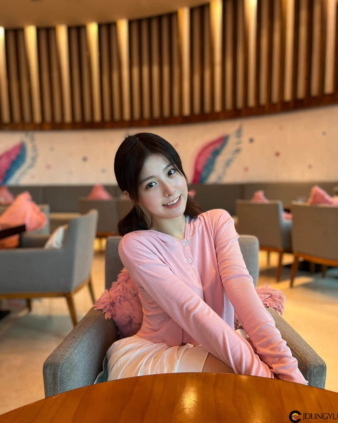 淘气小尤物「怡大仙」扭腰挥杆姿势一百，展纤长玉腿画面超养眼