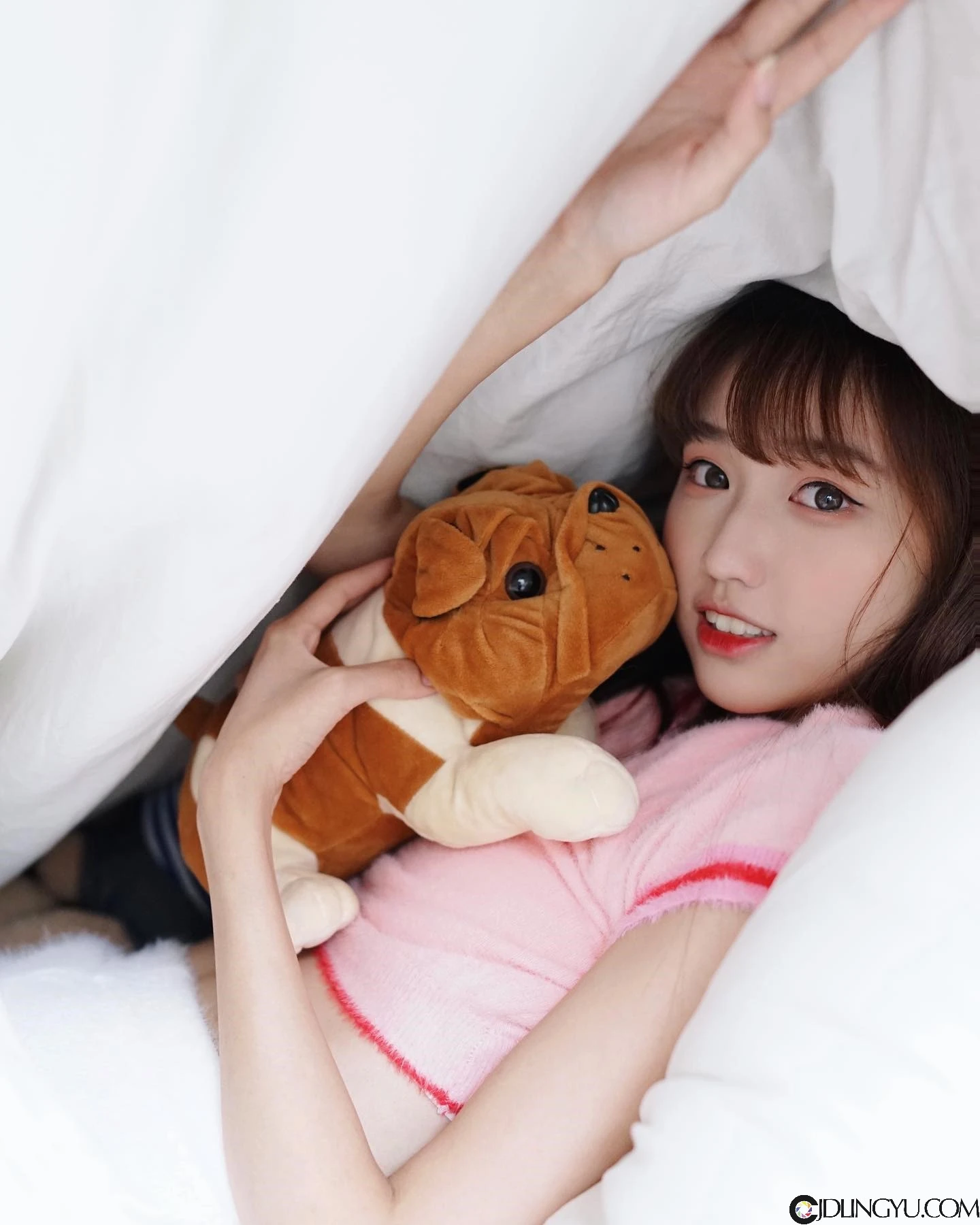 台艺大清纯系正妹「伊品 lora」，天使脸蛋配逆天长腿！地铁里穿白吊带袜太犯规