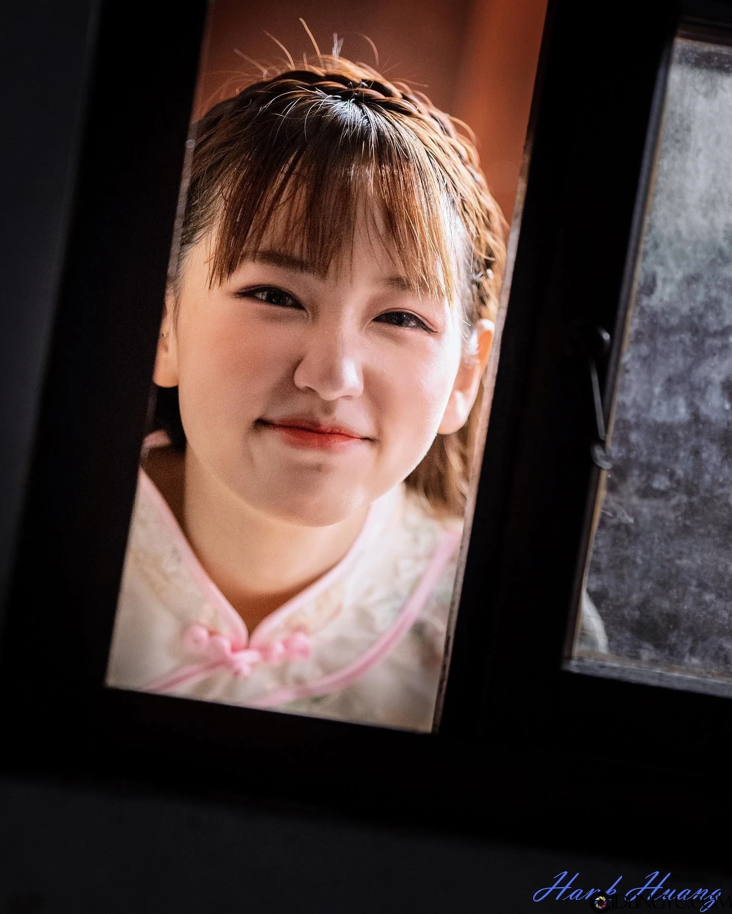 台艺大清纯系正妹「伊品 lora」，天使脸蛋配逆天长腿！地铁里穿白吊带袜太犯规