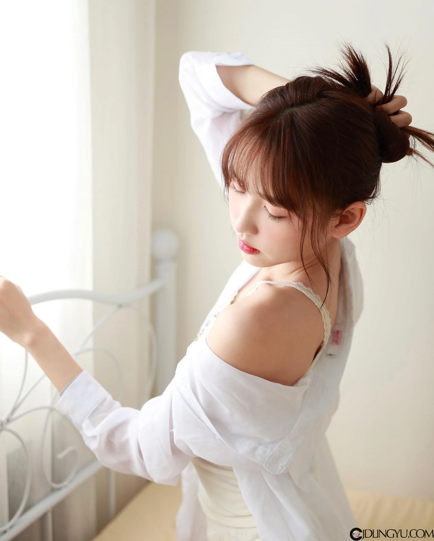 台艺大清纯系正妹「伊品 lora」，天使脸蛋配逆天长腿！地铁里穿白吊带袜太犯规