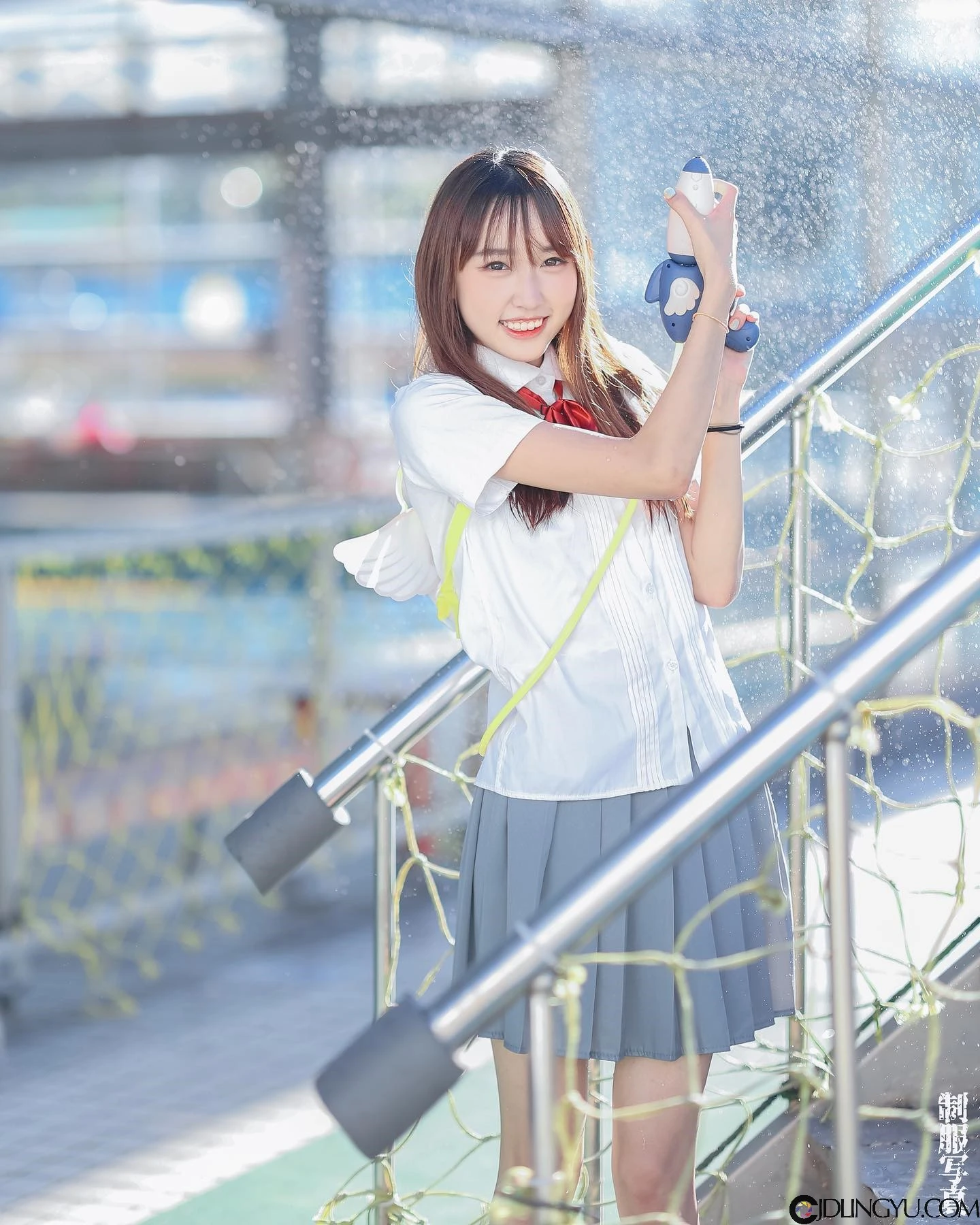 台艺大清纯系正妹「伊品 lora」，天使脸蛋配逆天长腿！地铁里穿白吊带袜太犯规