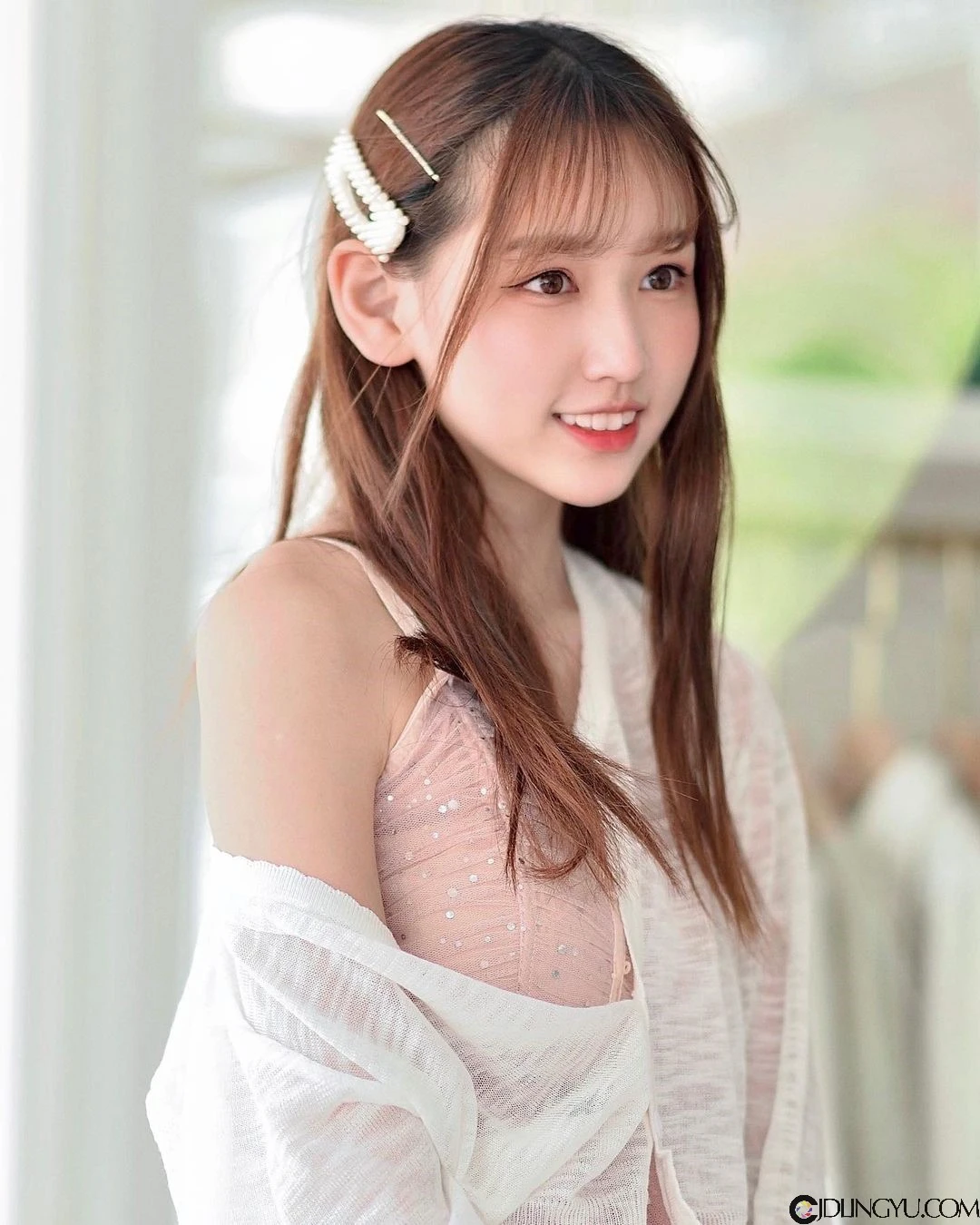 台艺大清纯系正妹「伊品 lora」，天使脸蛋配逆天长腿！地铁里穿白吊带袜太犯规