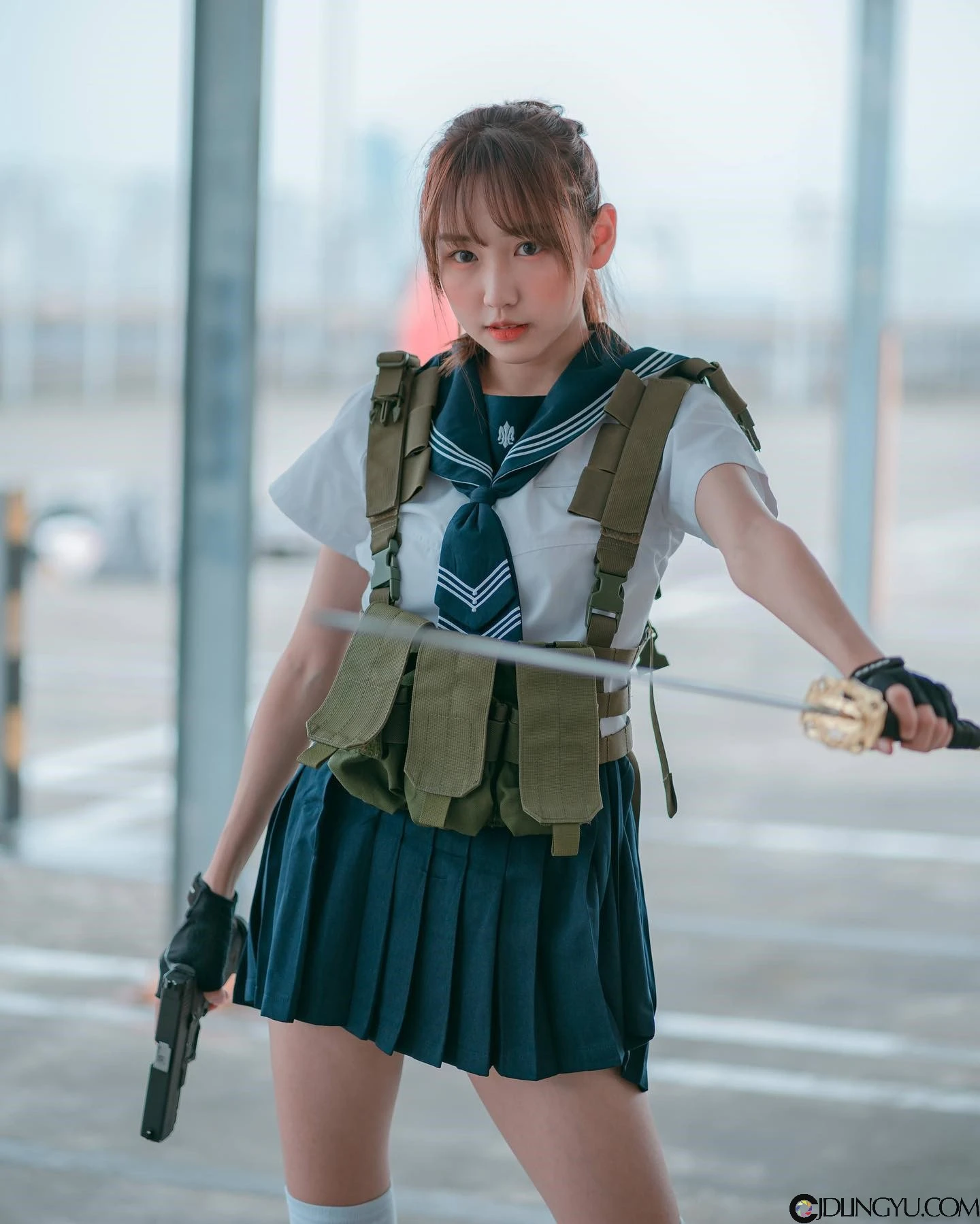 台艺大清纯系正妹「伊品 lora」，天使脸蛋配逆天长腿！地铁里穿白吊带袜太犯规