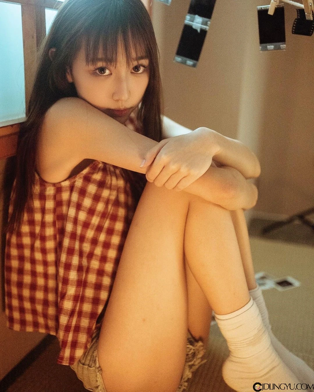 台艺大清纯系正妹「伊品 lora」,天使脸蛋配逆天长腿!地铁里穿白吊带袜太犯规