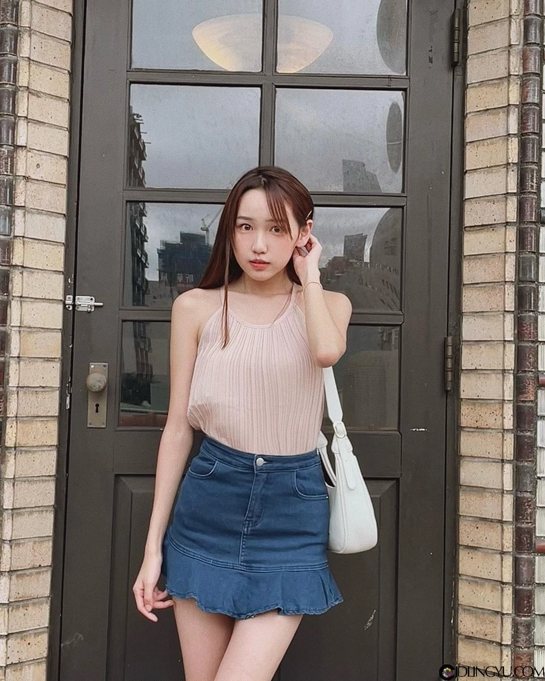 台艺大清纯系正妹「伊品 lora」,天使脸蛋配逆天长腿!地铁里穿白吊带袜太犯规