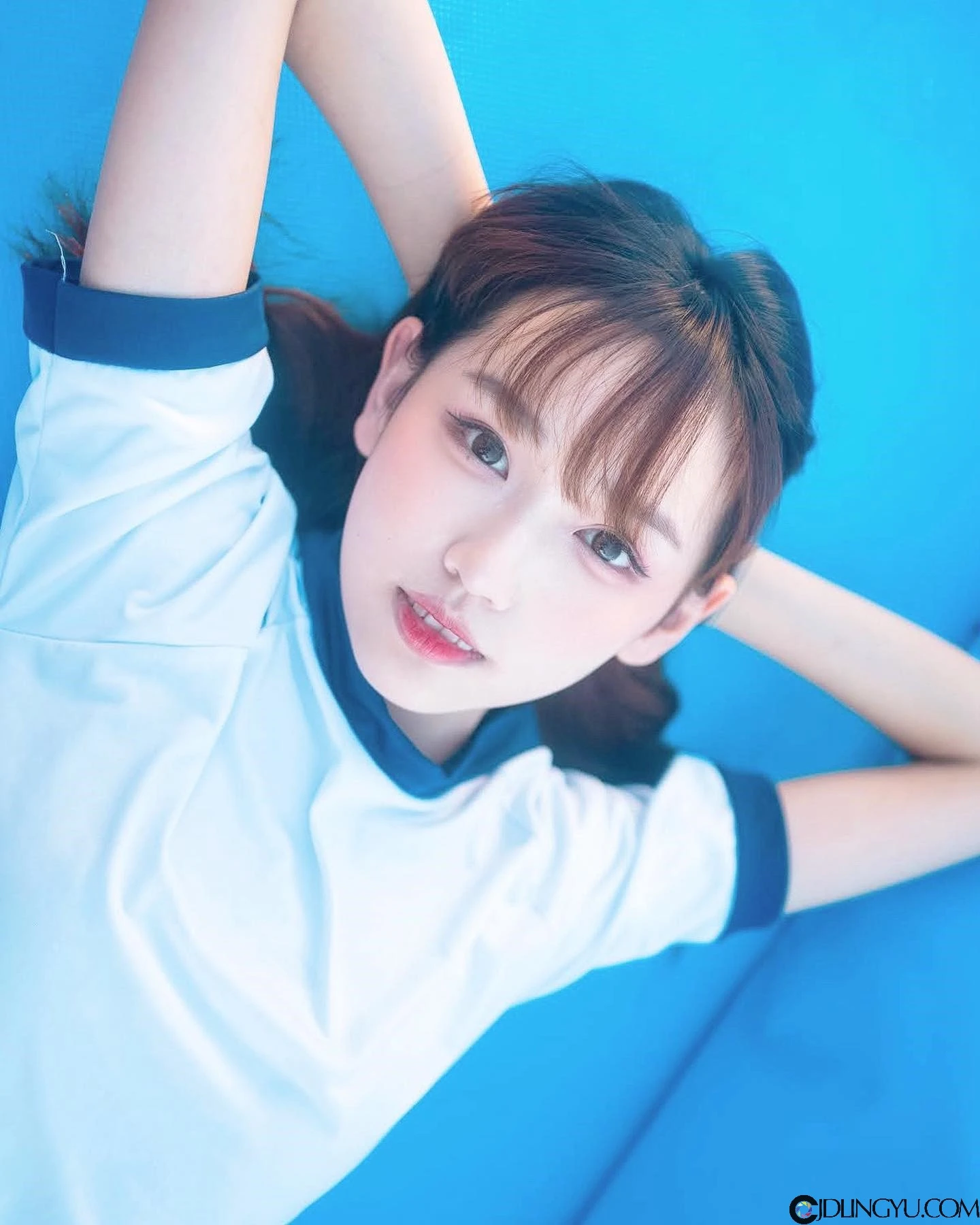 台艺大清纯系正妹「伊品 lora」，天使脸蛋配逆天长腿！地铁里穿白吊带袜太犯规