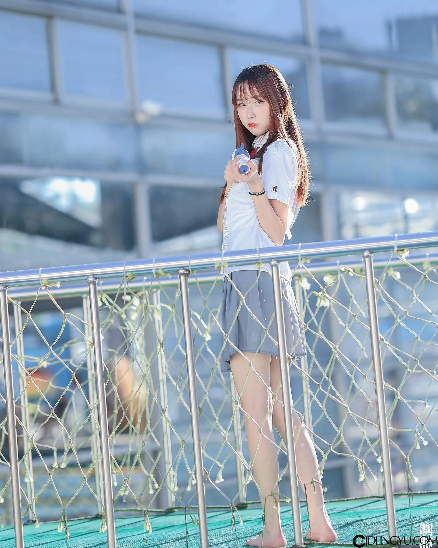 台艺大清纯系正妹「伊品 lora」，天使脸蛋配逆天长腿！地铁里穿白吊带袜太犯规