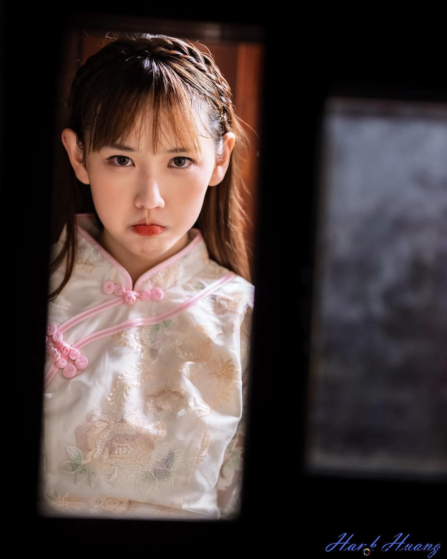 台艺大清纯系正妹「伊品 lora」，天使脸蛋配逆天长腿！地铁里穿白吊带袜太犯规