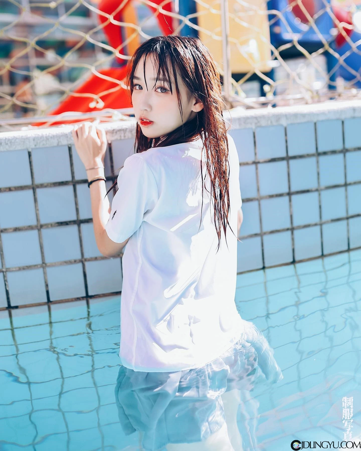 台艺大清纯系正妹「伊品 lora」,天使脸蛋配逆天长腿!地铁里穿白吊带袜太犯规