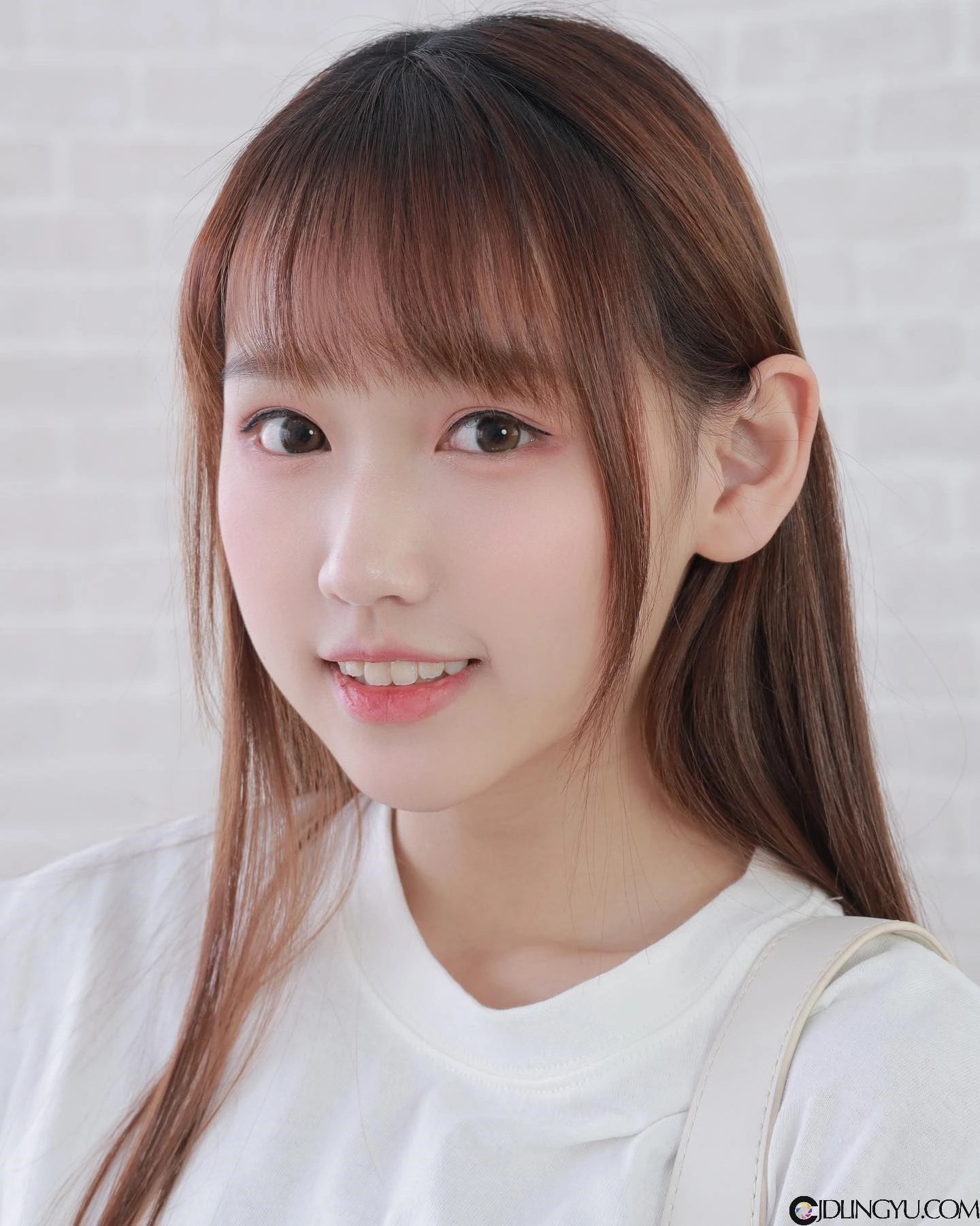 台艺大清纯系正妹「伊品 lora」，天使脸蛋配逆天长腿！地铁里穿白吊带袜太犯规