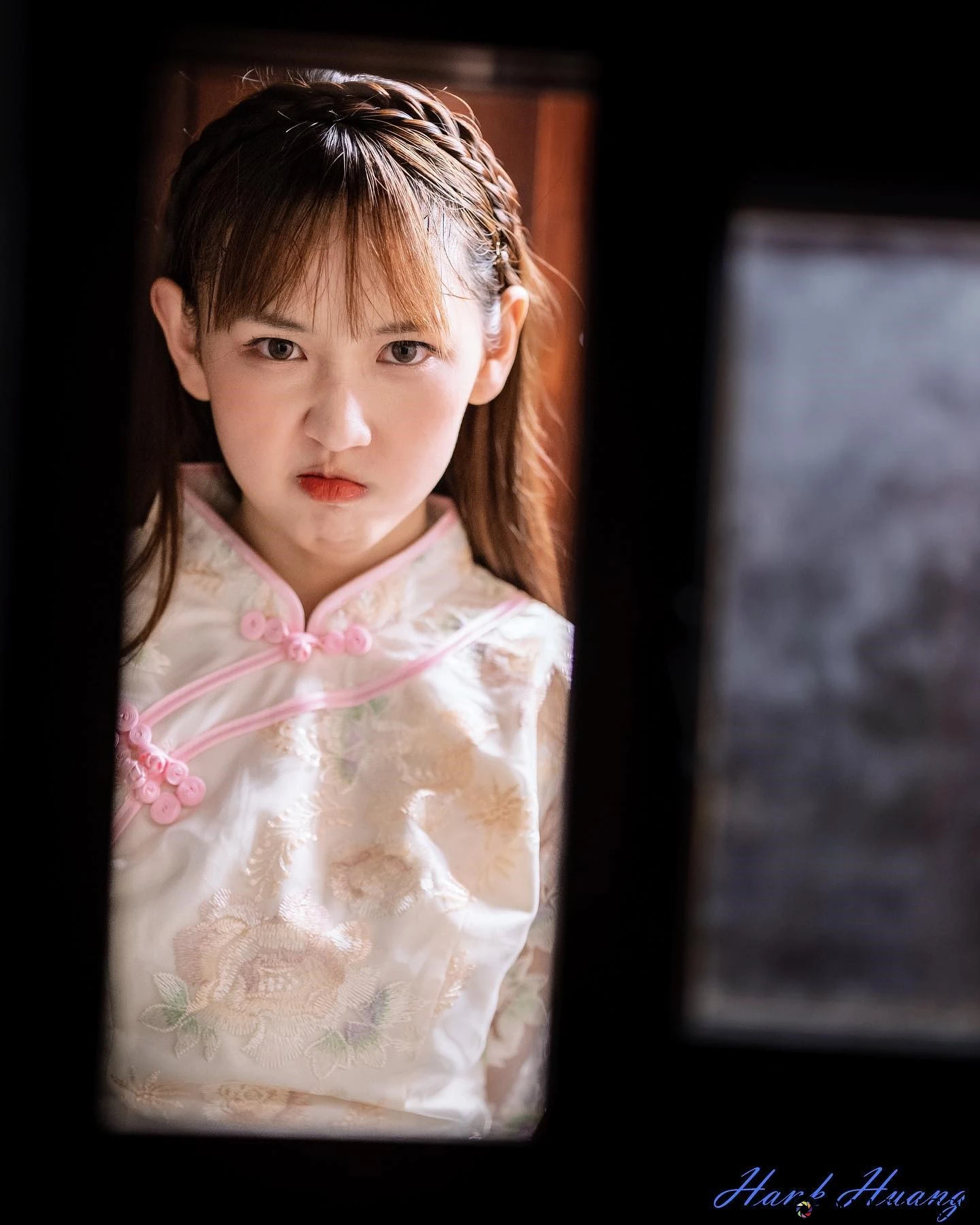 台艺大清纯系正妹「伊品 lora」，天使脸蛋配逆天长腿！地铁里穿白吊带袜太犯规