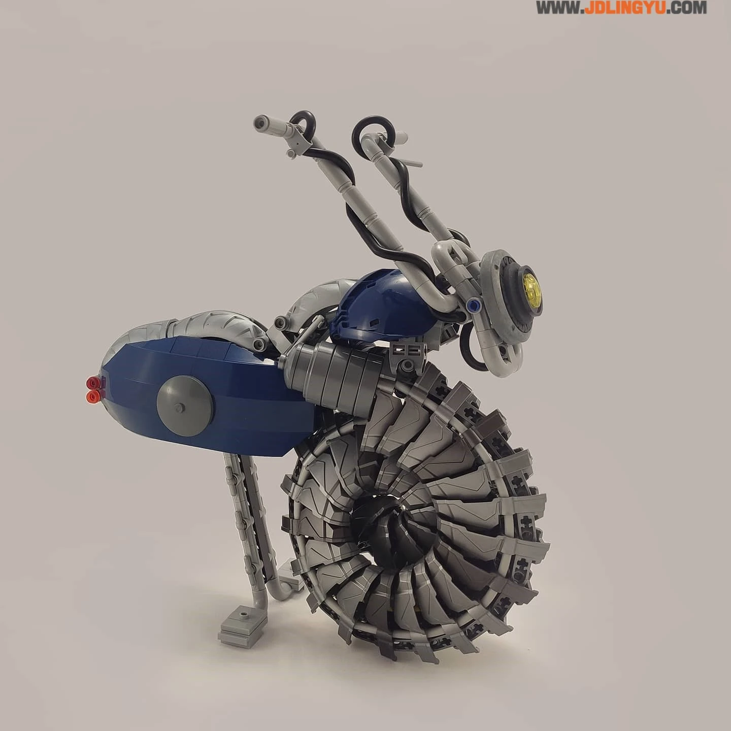 神人用乐高拼出《链锯人》淀治，模型合上背景神还原漫画封面！