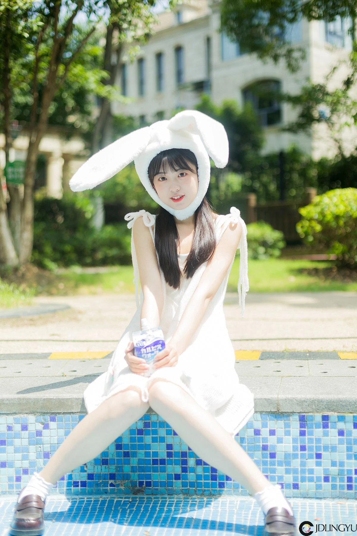 [可爱泡泡呀] 夏日泳池的兔子